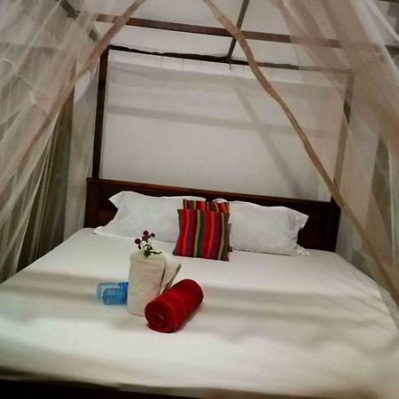 Canoe Beach Resort Тангалла Экстерьер фото