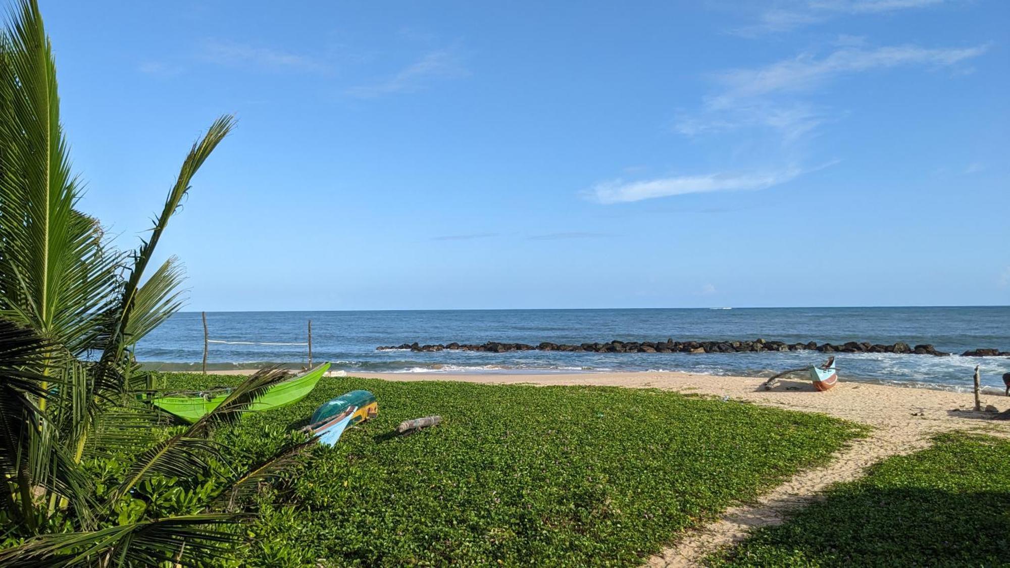 Canoe Beach Resort Тангалла Экстерьер фото