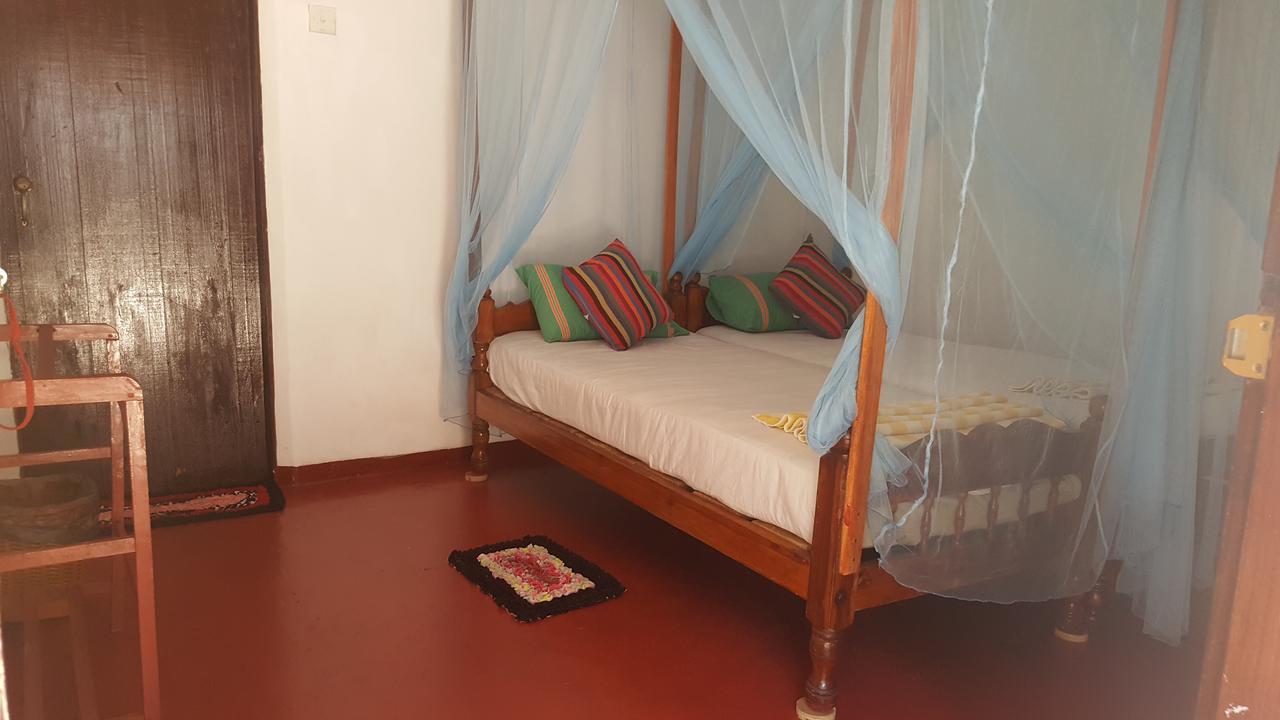Canoe Beach Resort Тангалла Экстерьер фото